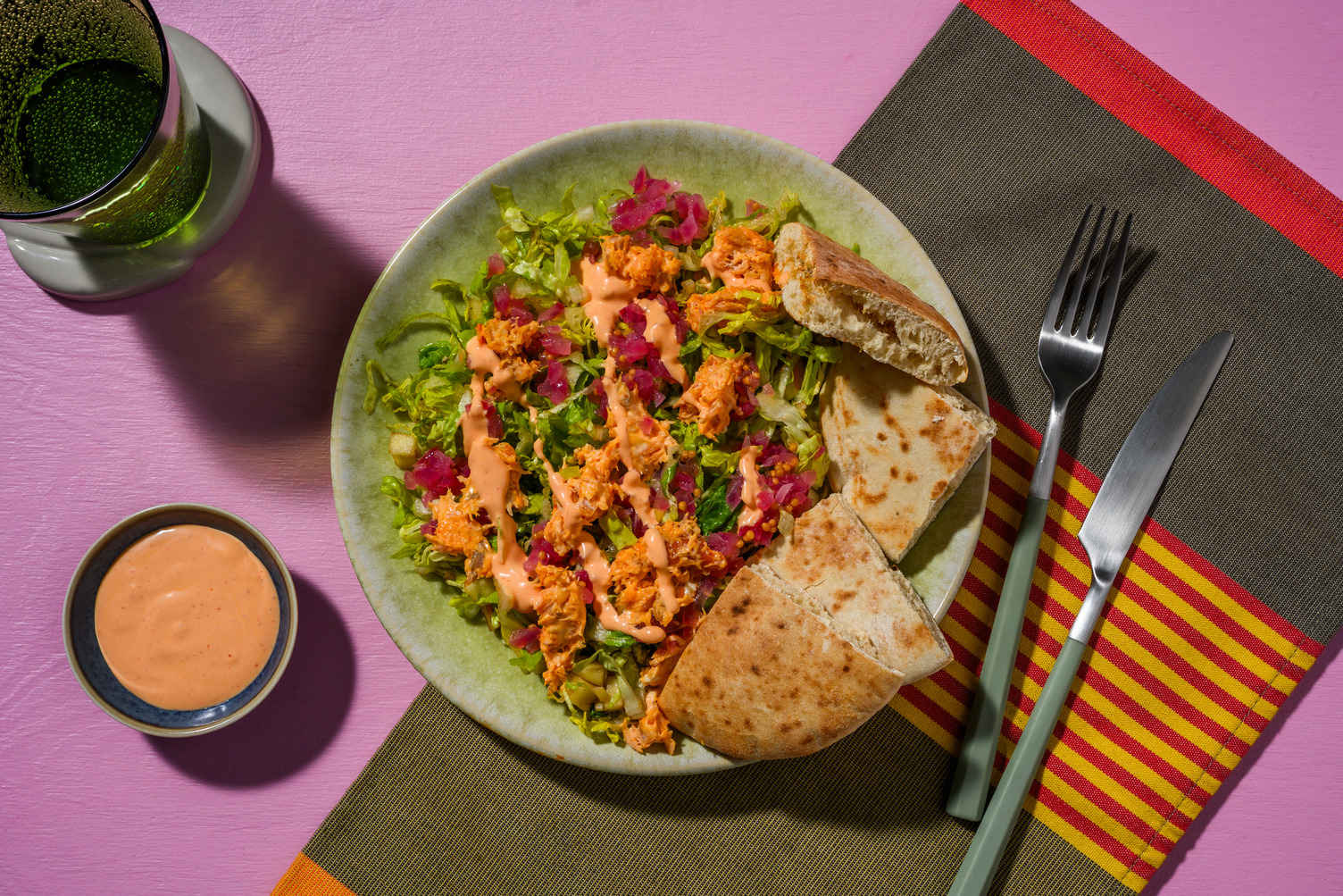 Salade met warmgerookte zalm en whiskeysaus