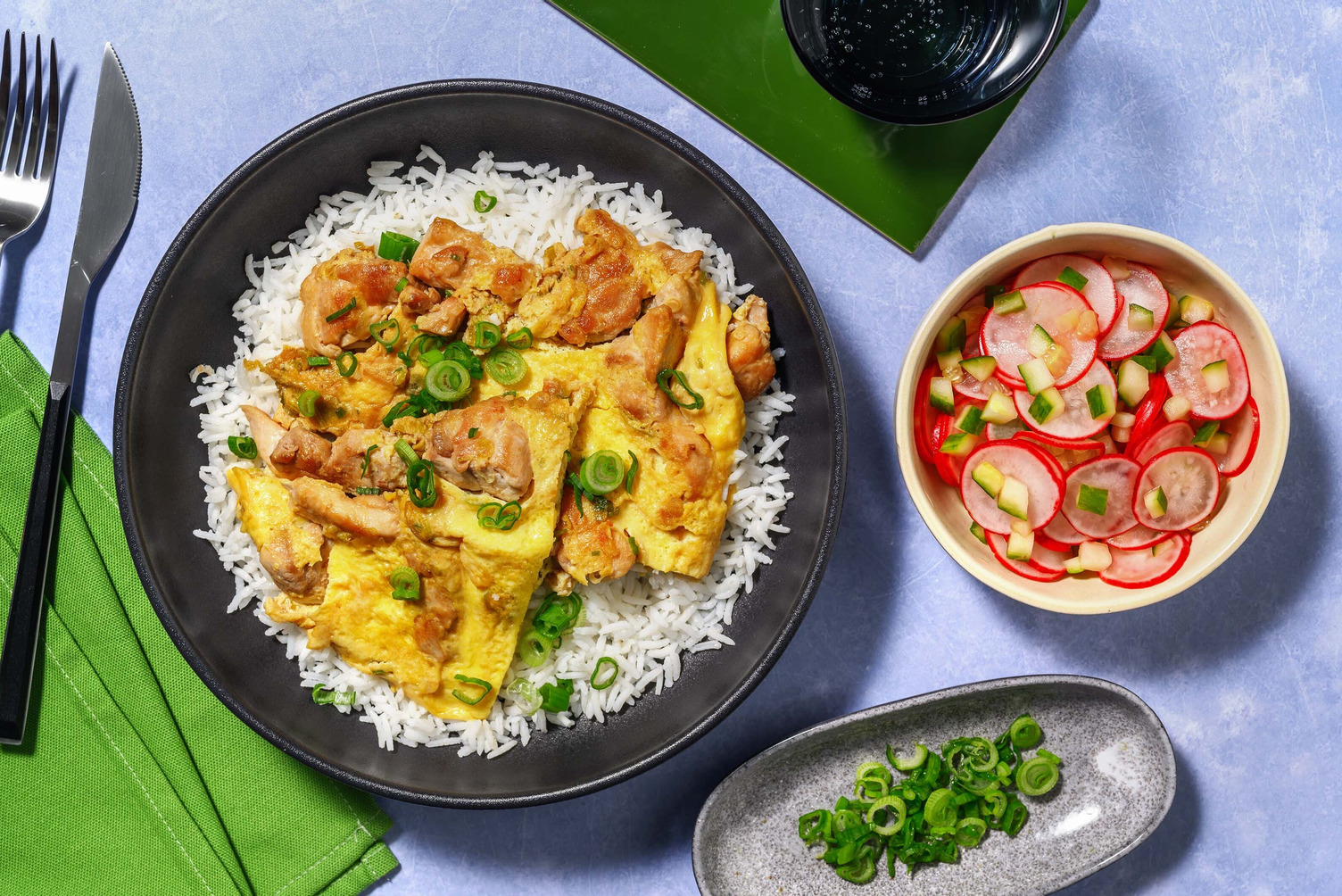 Oyakodon met kippendij-omelet en lente-ui