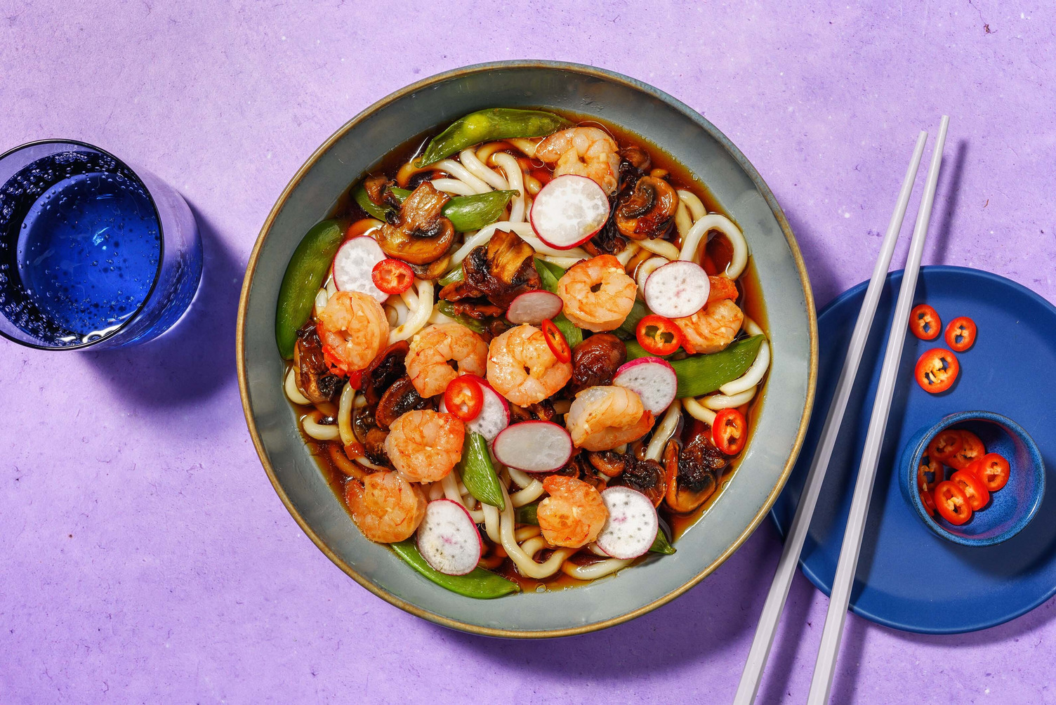 Udonnoedelsoep met pikante garnalen