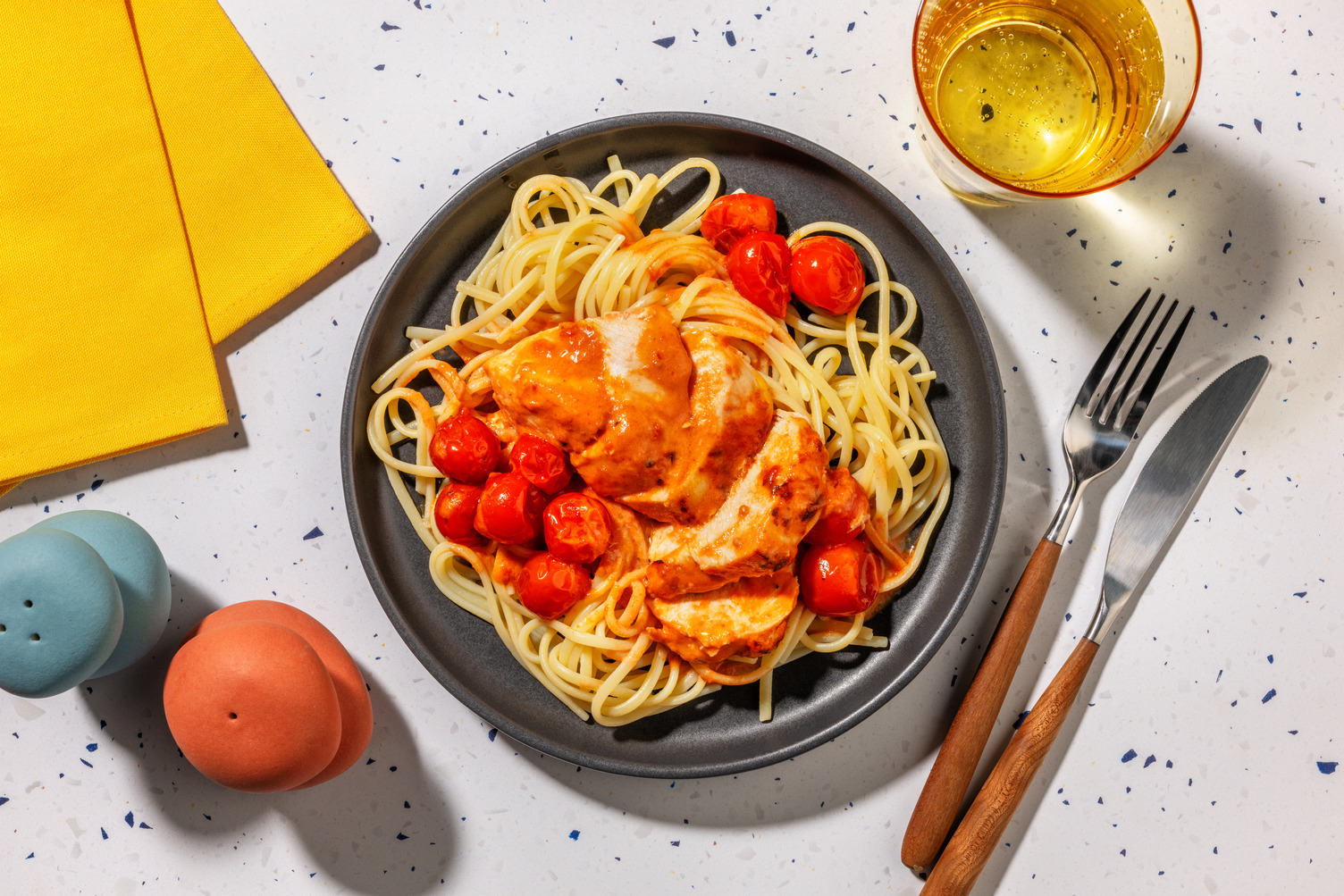 Crevettes & linguine au pesto rosso
