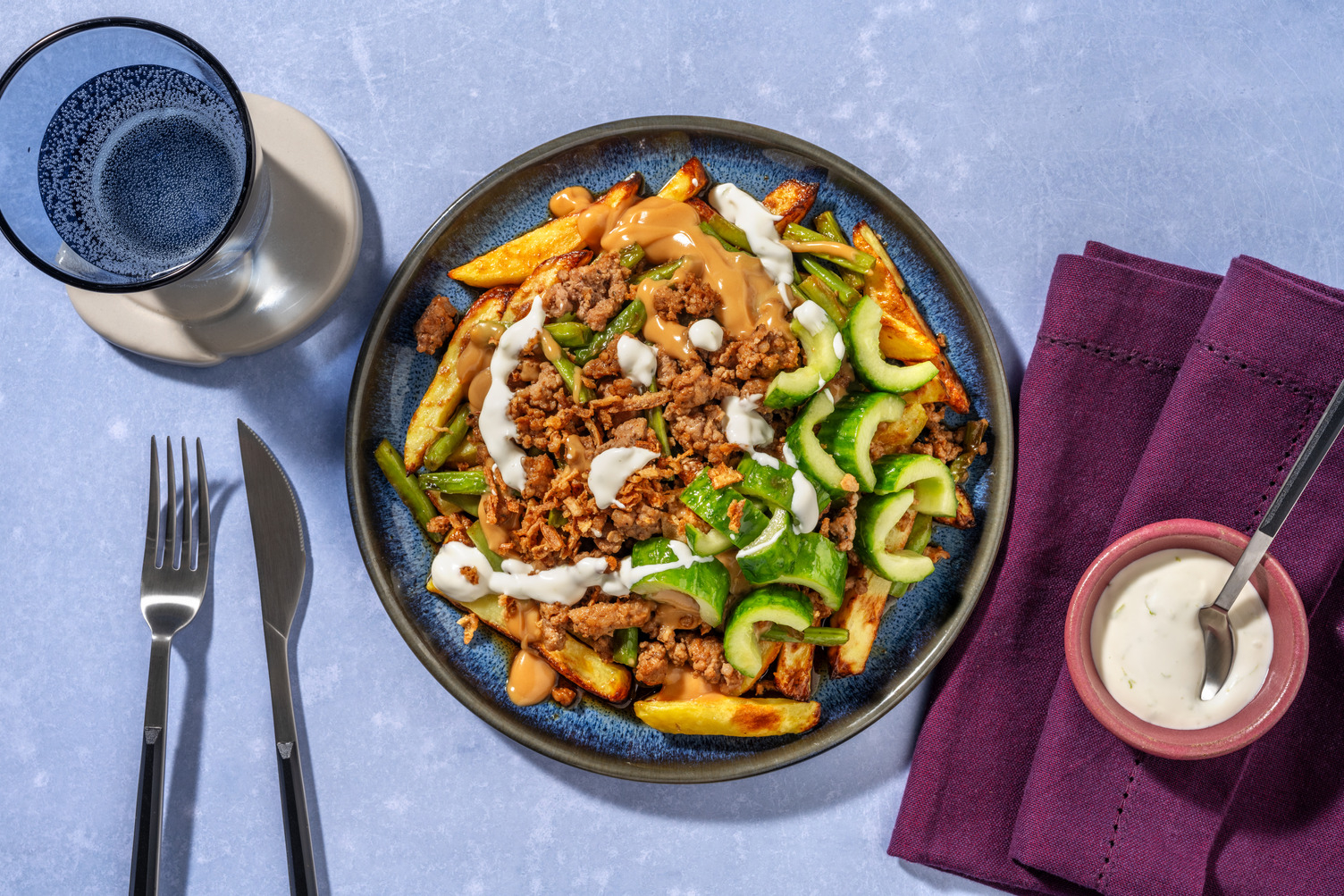 Loaded fries met kipgehakt en pindasaus