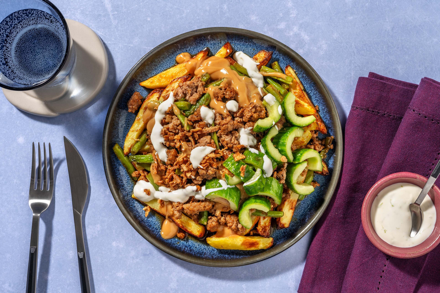 Indonesische stijl loaded fries met kipgehakt