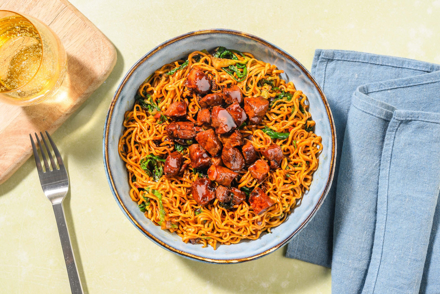 Salade de nouilles aux dés de filet de porc