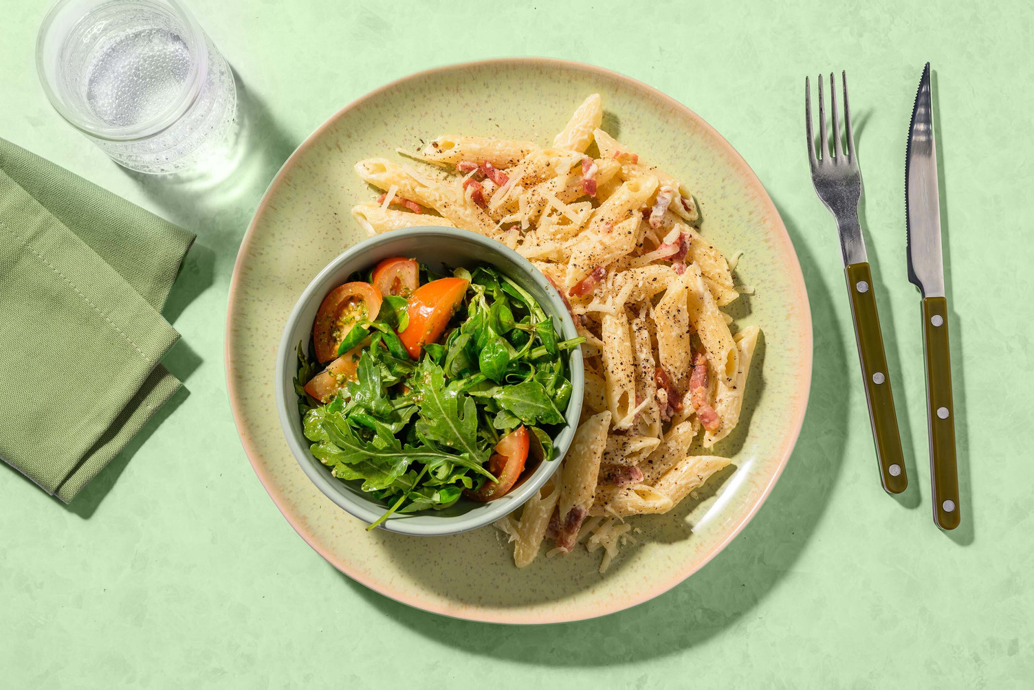 Penne in roomsaus met spekjes en kleine salade