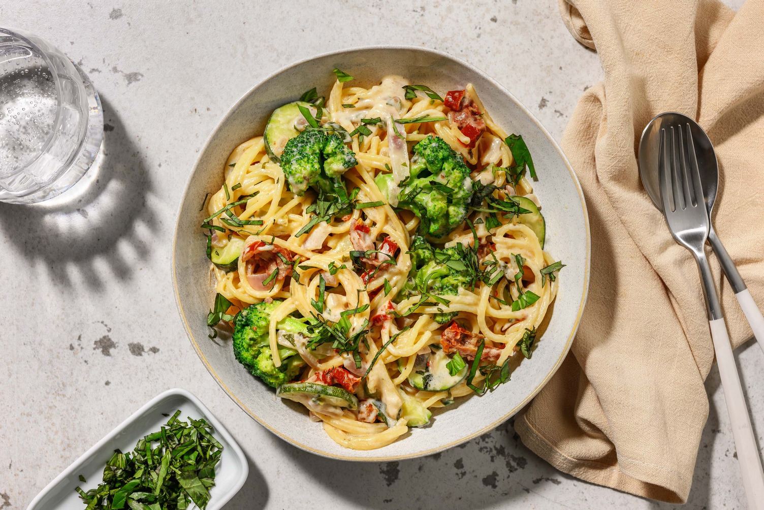 Romige spaghetti met geitenkaas en courgette