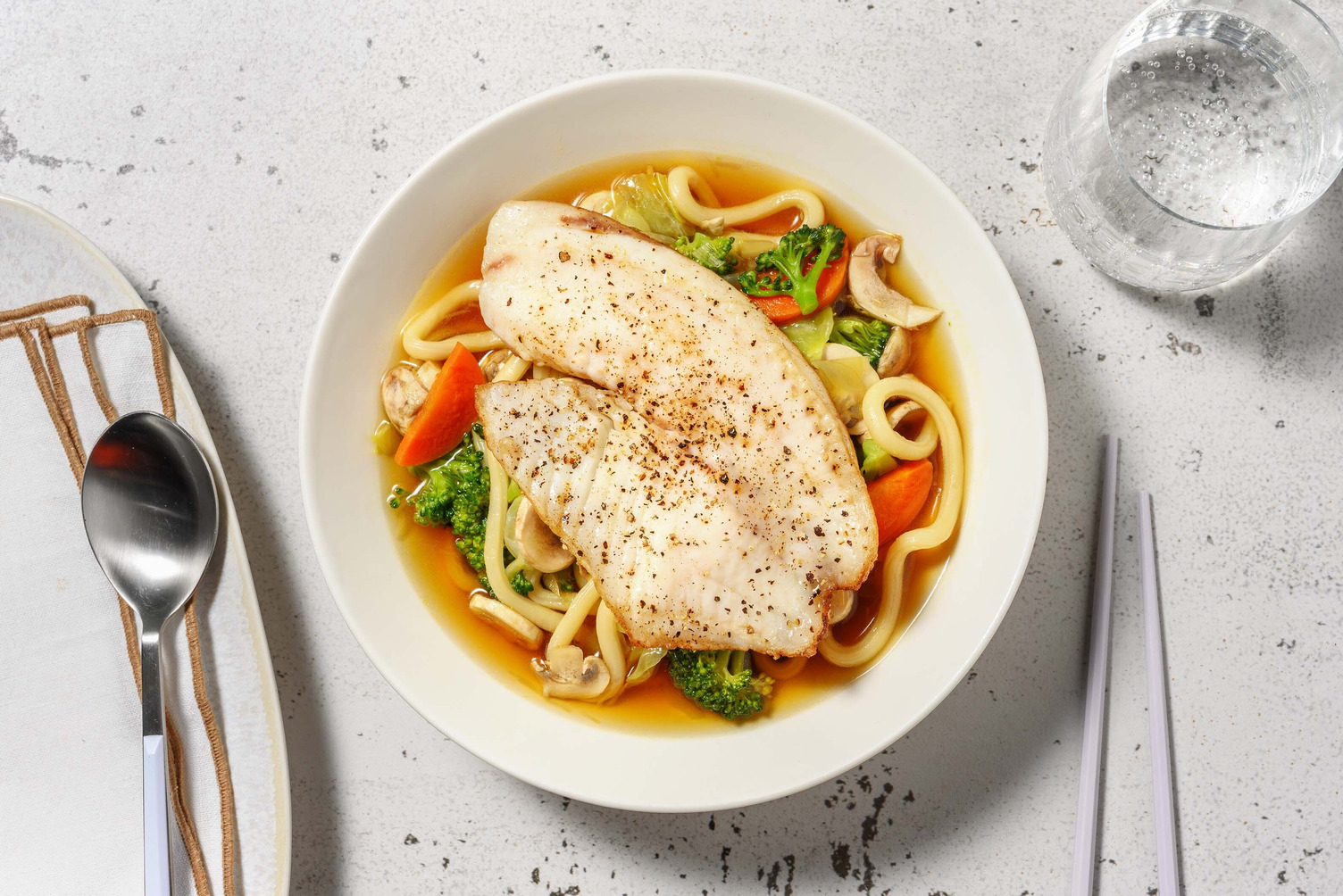 Noedelsoep met gebakken pangasiusfilet