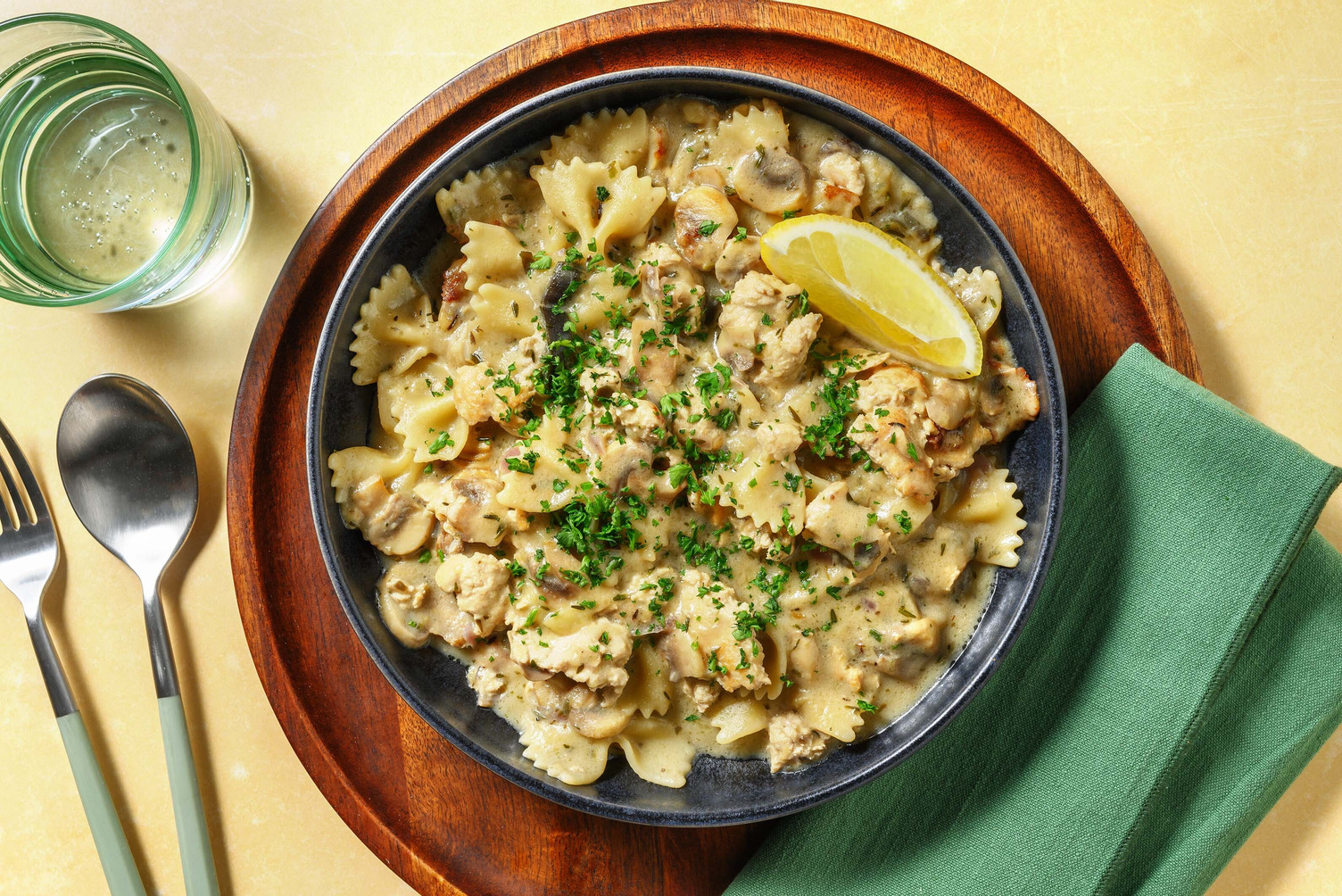 Romige farfalle met kip en aubergine