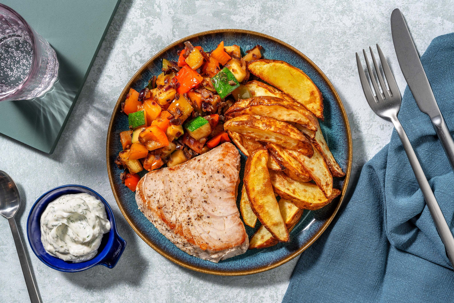 Steak de thon poêlé et pommes de terre rôties