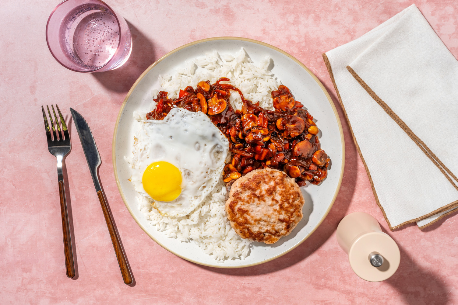 Kipburger op z'n Hawaïaans met sticky champignons