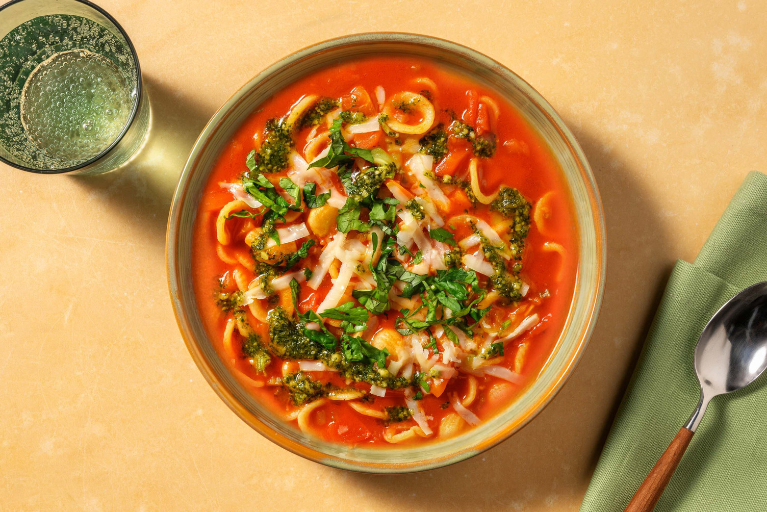Pastasoep met rundergehakt en basilicum