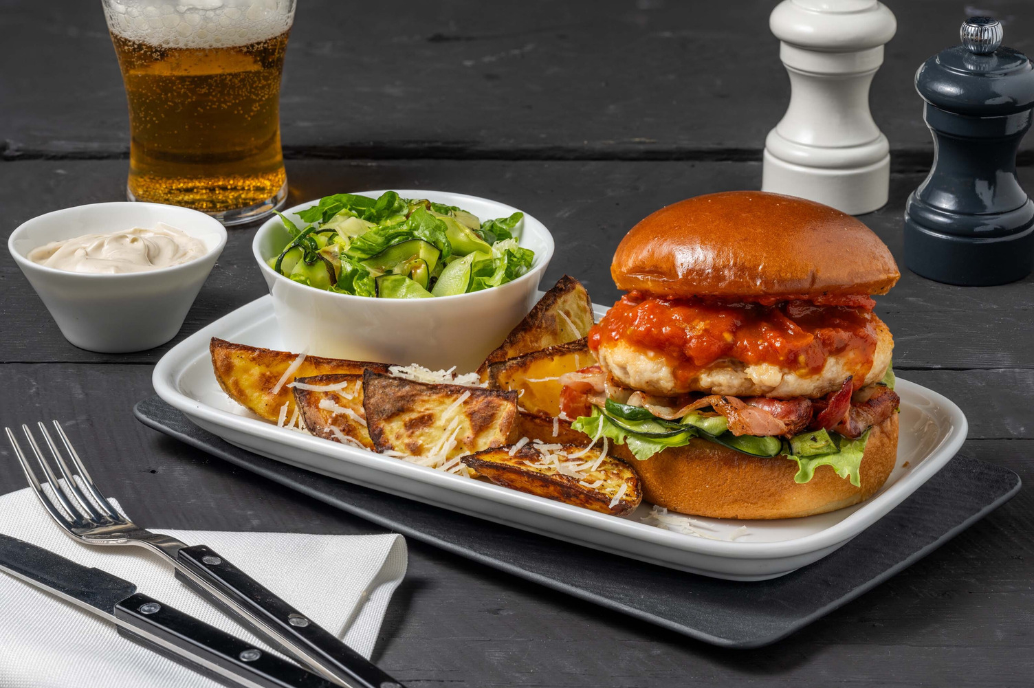 Burger de poulet à la compote de tomate et pommes de terre au four