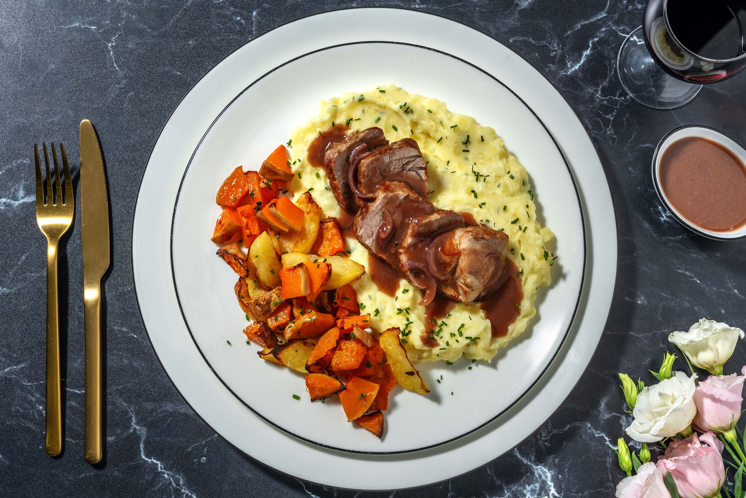 Filet mignon de porc, sauce au vin rouge et purée à la ciboulette