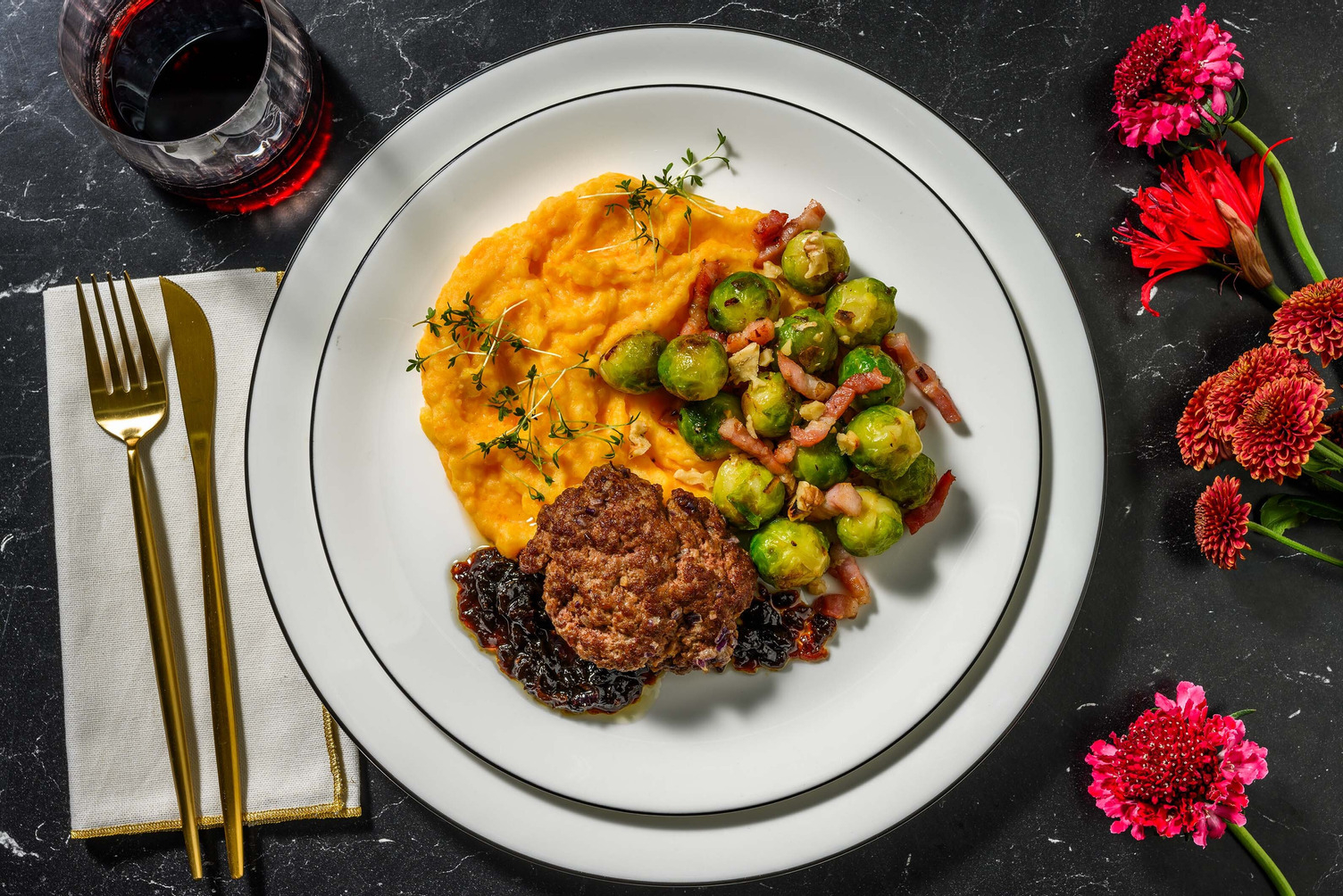 Burger de veau gourmand, purée de potimarron et sauce à l'oignon