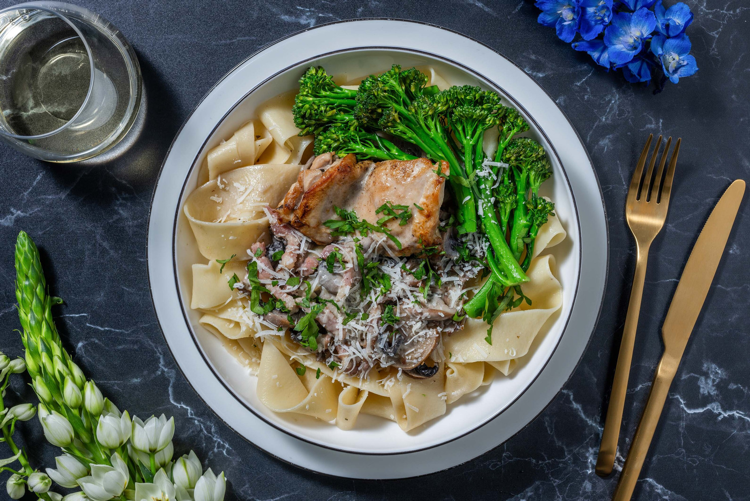 Filet de cuisse de poulet et lardons en sauce aux champignons crémeuse