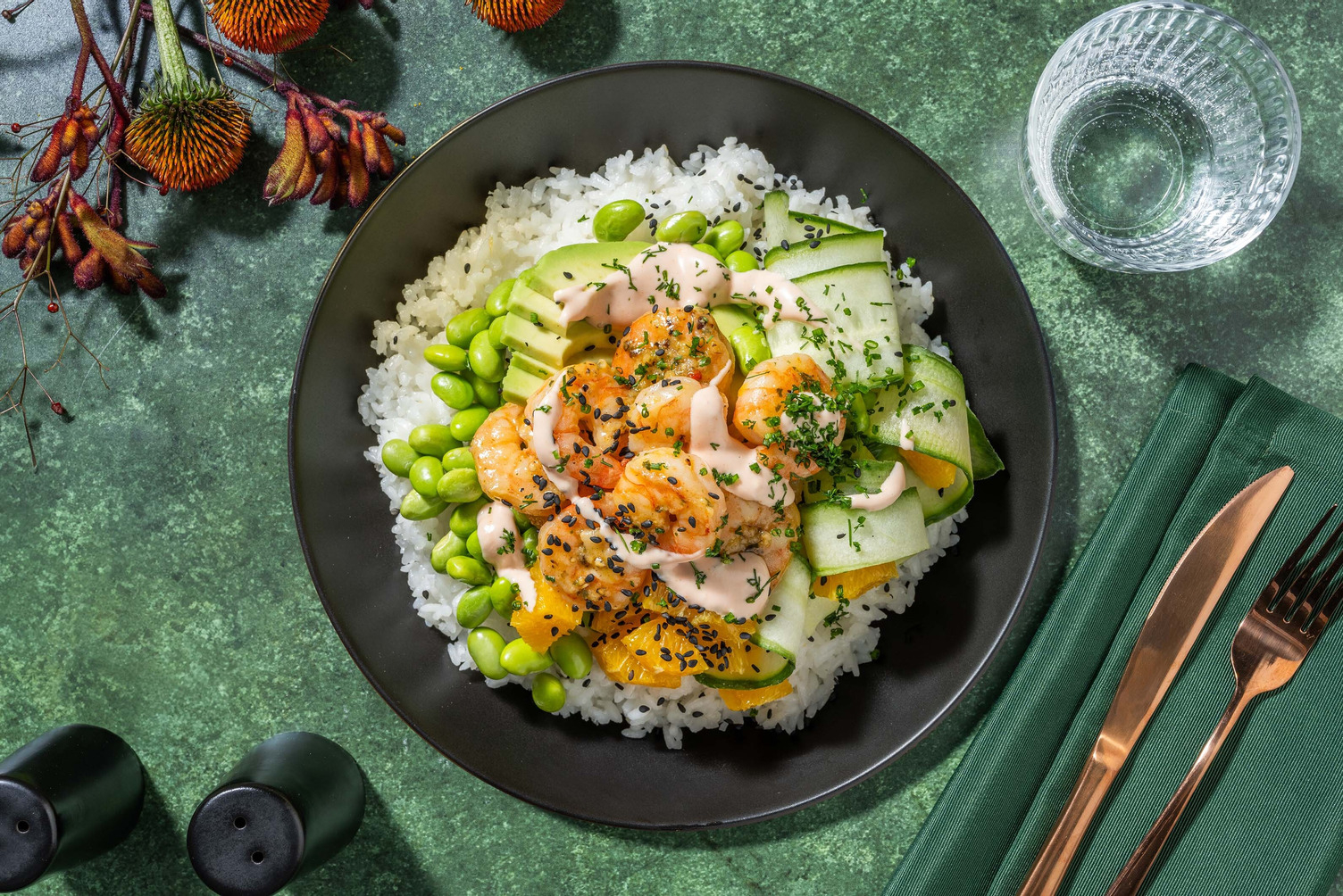 Fusion pokébowl met garnalen en avocado