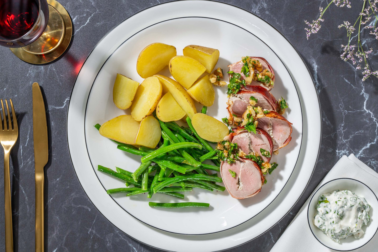 Filet mignon de porc au lard garni de fromage frais aux herbes