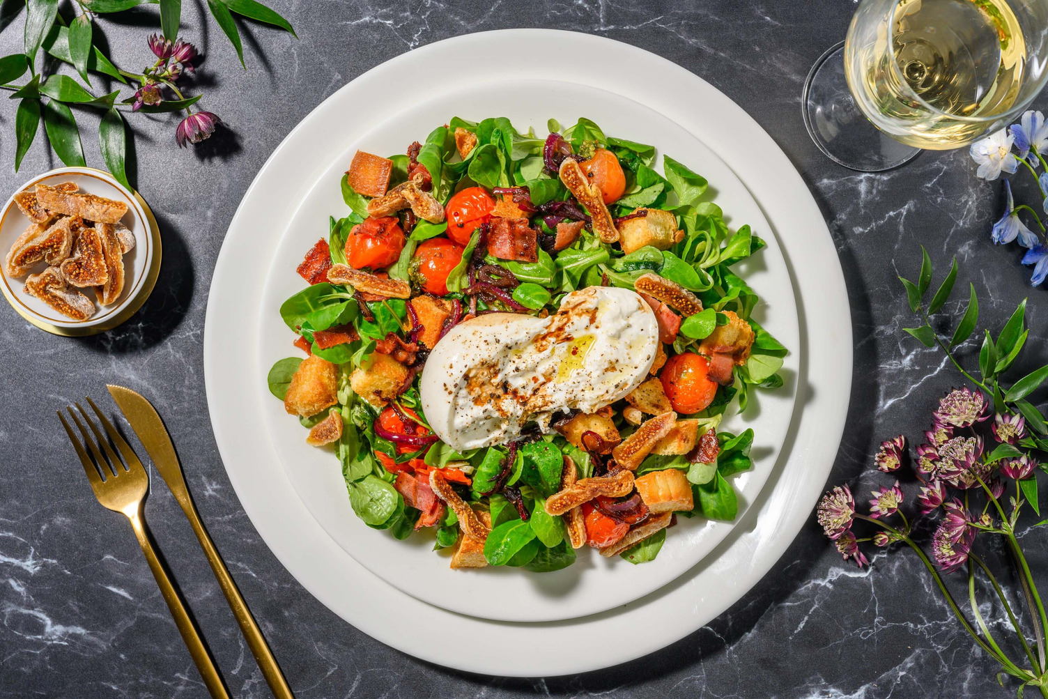 Burratasalade met gebakken spek en kerstomaten