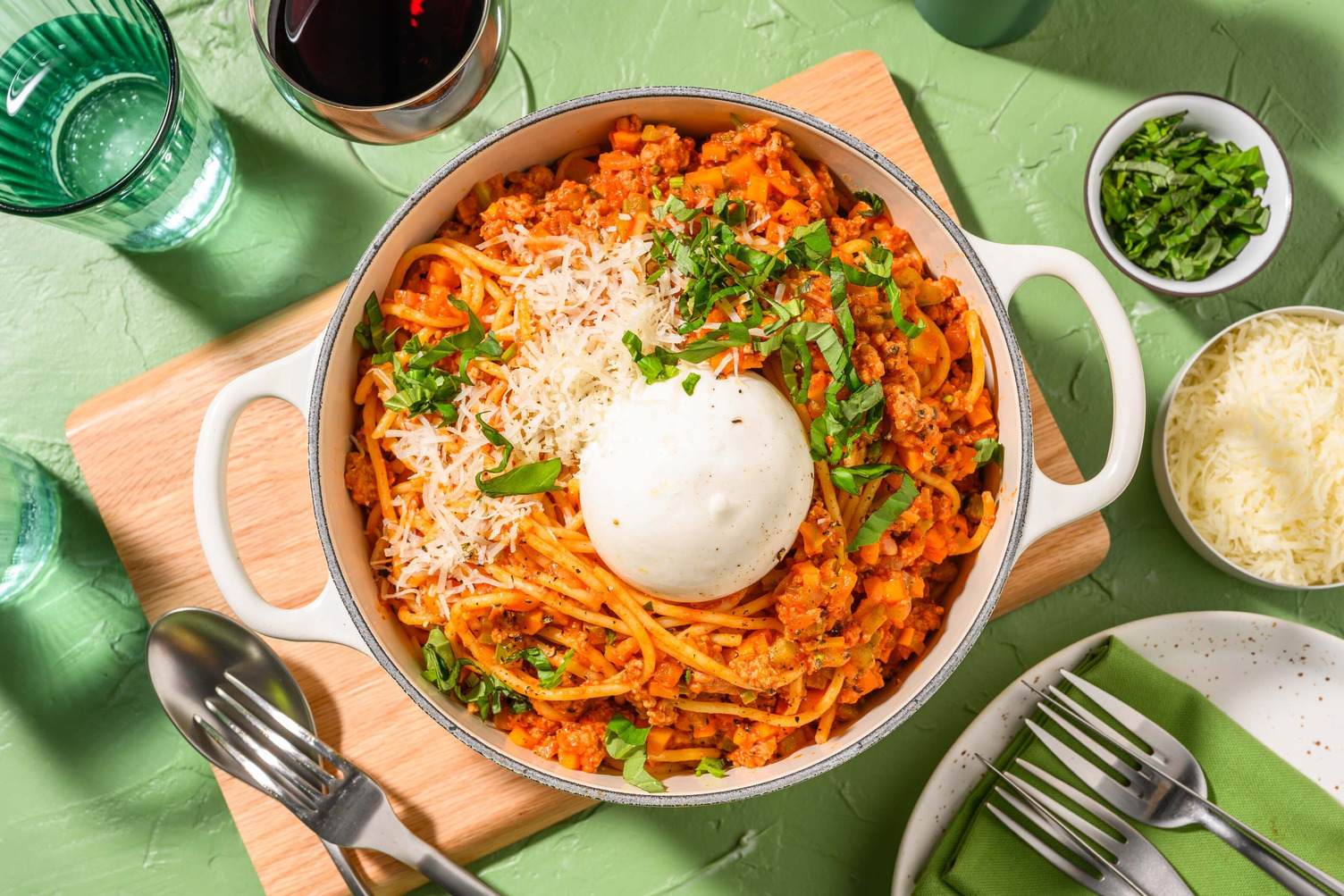 Luxe spaghetti bolognese met burrata en basilicum