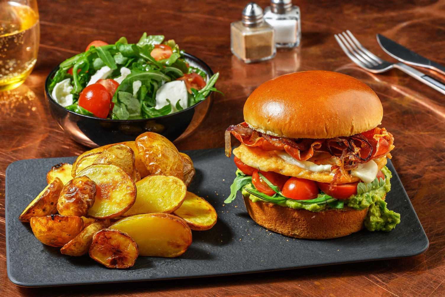 Kipburger met mozzarella en serranoham