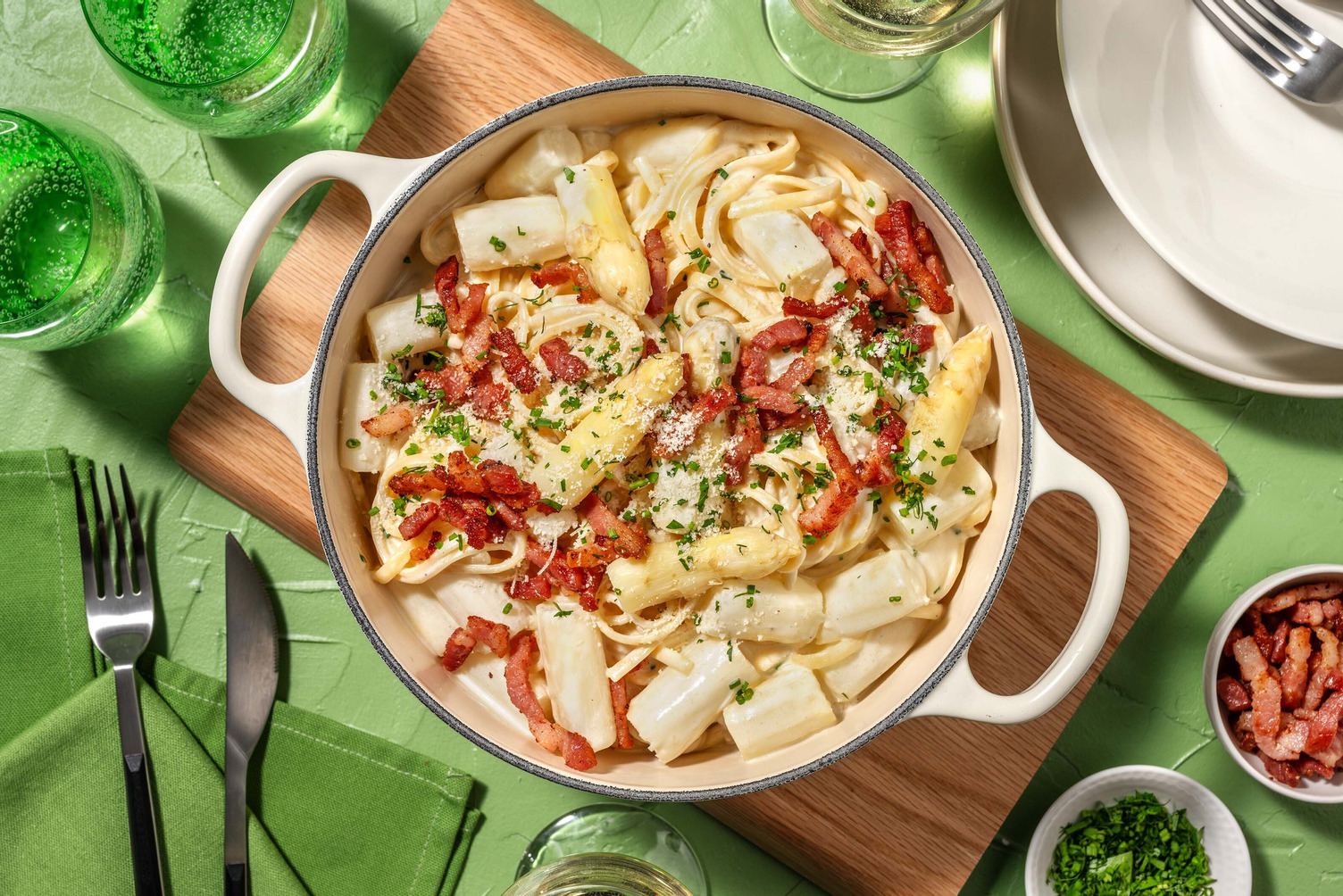 Linguine met witte asperges in romige saus