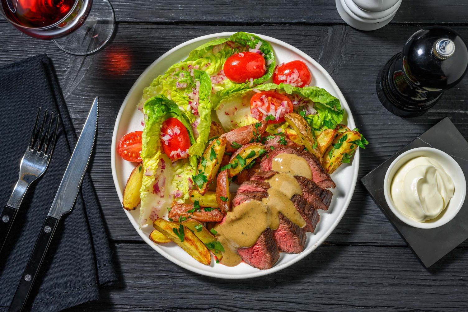 Entrecôte en sauce moutarde et pommes de terre à l'ail et au persil