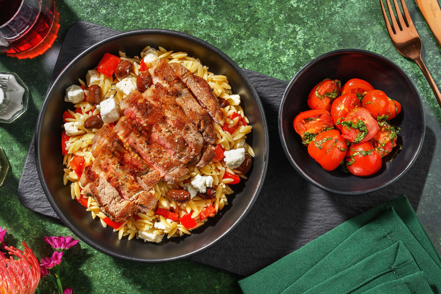 Steak met mediterrane orzo en leccino-olijven