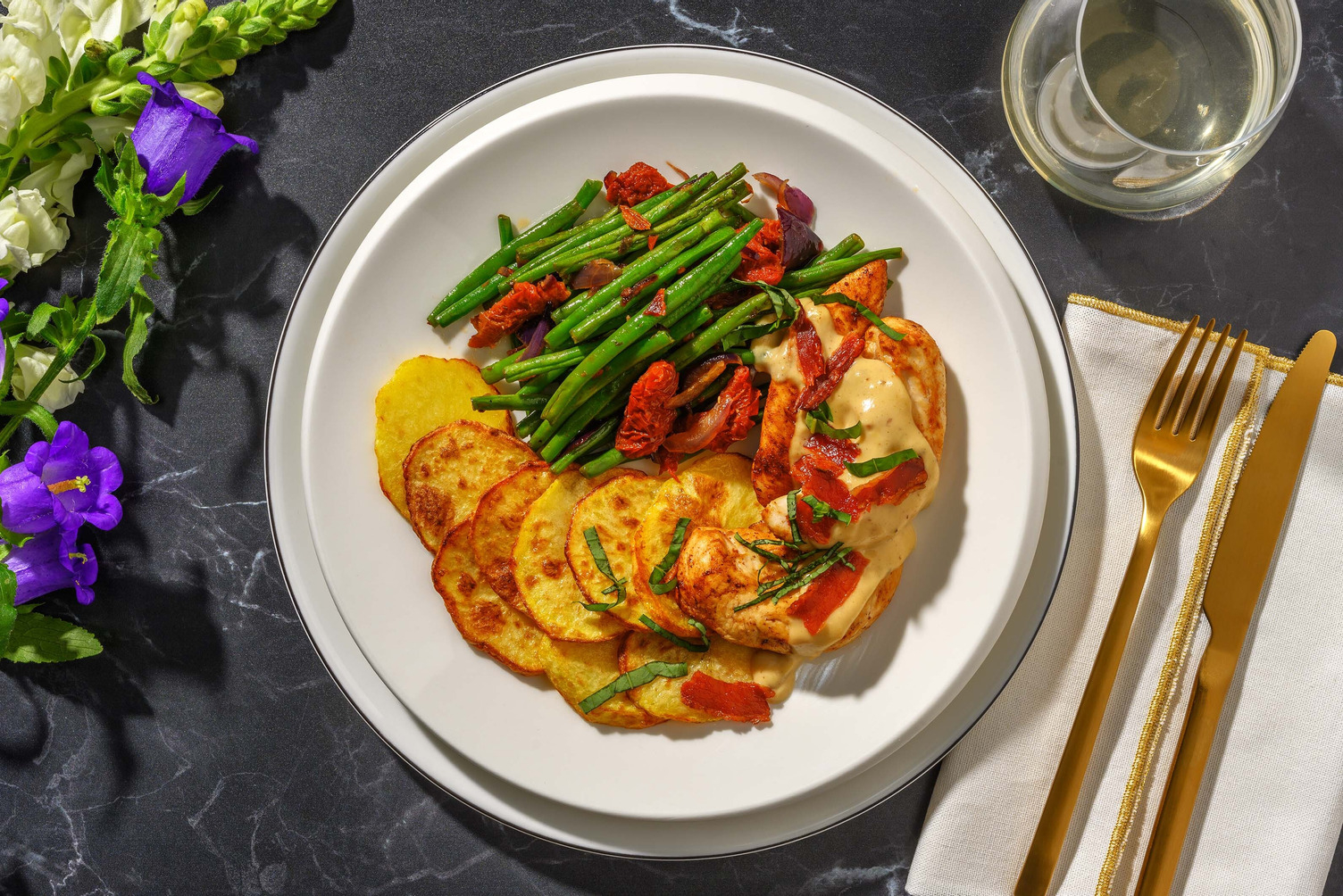 Kip met ontbijtspek in parmezaansaus