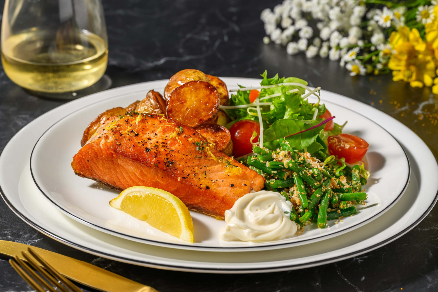 Saumon et sauce citron aux fines herbes