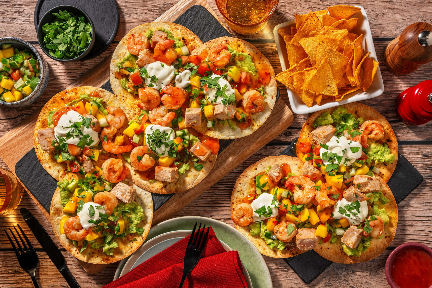 Tostadas aux dés de thon et crevettes