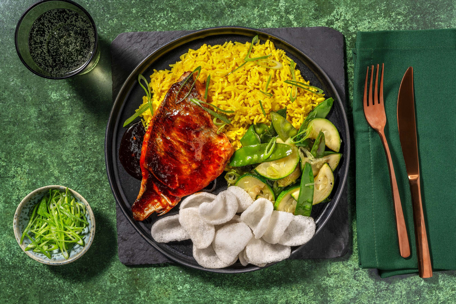 Geglazuurde dorade met kroepoek en lente-ui