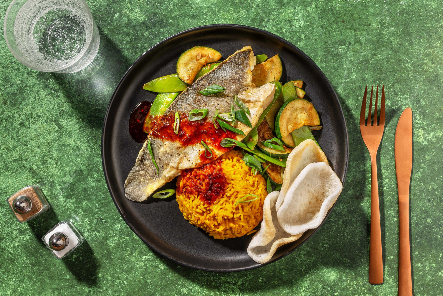 Geglaceerde heekfilet met kroepoek en bosui