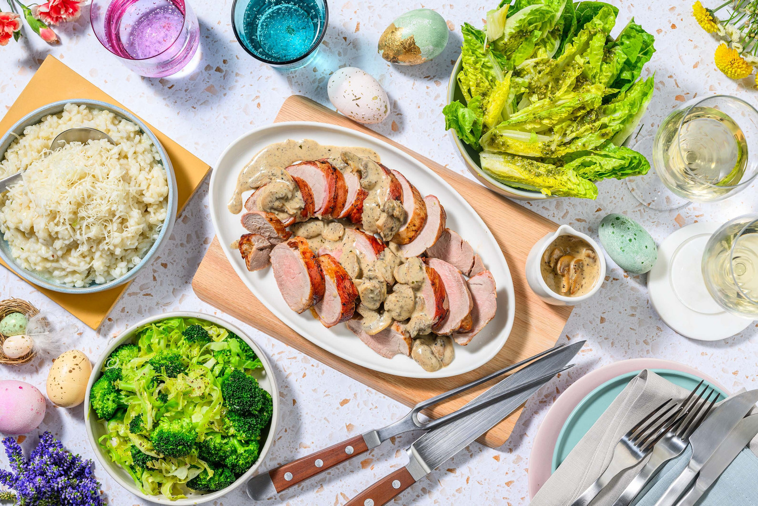 Feestelijke varkenshaas in ontbijtspek met risotto