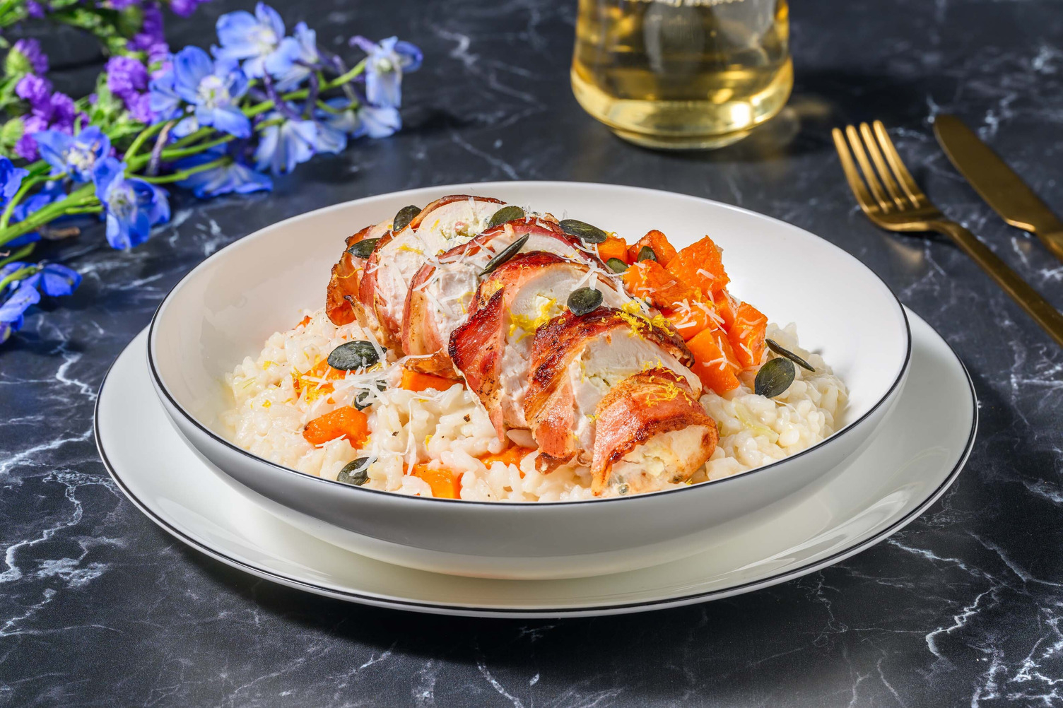 Blanc de poulet bardé de lard et risotto au potimarron