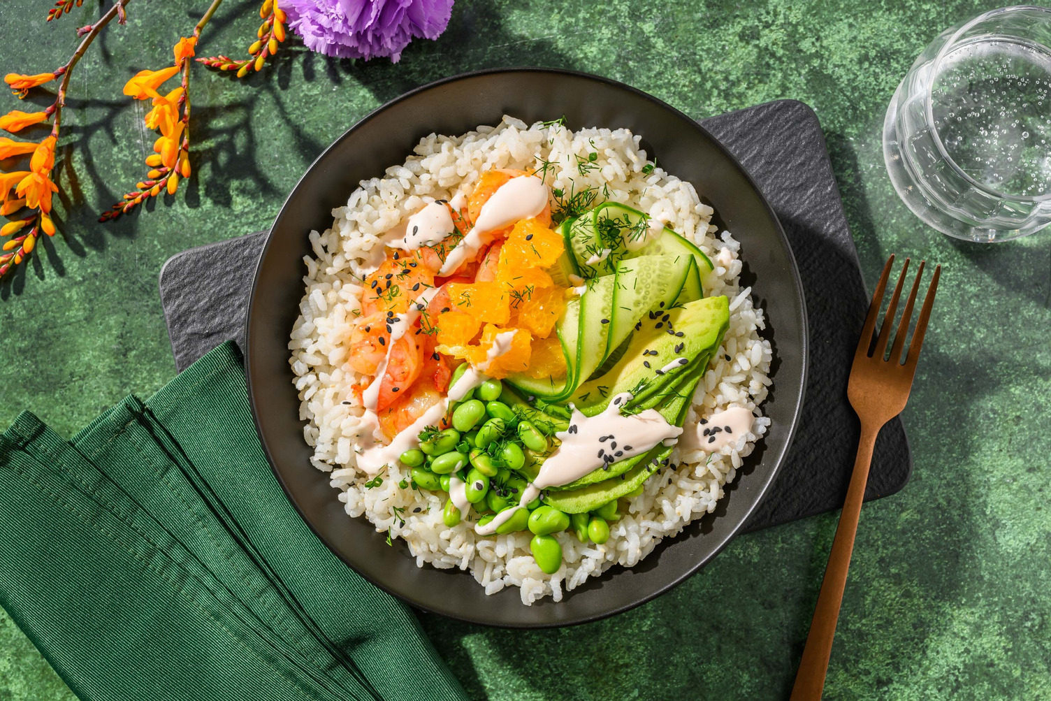 Fusion pokébowl met garnalen en avocado