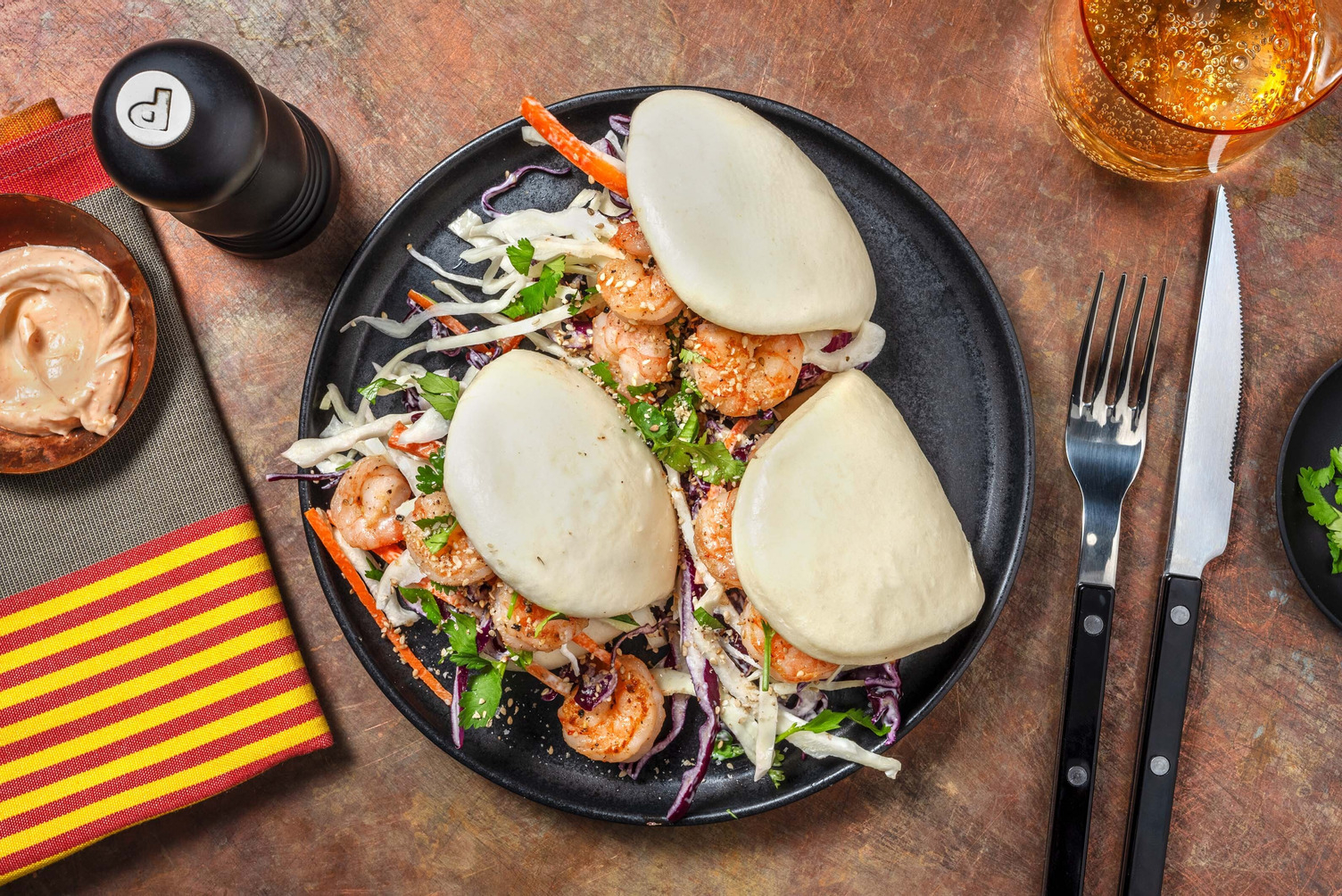 Bao buns garnis de crevettes et salade de chou