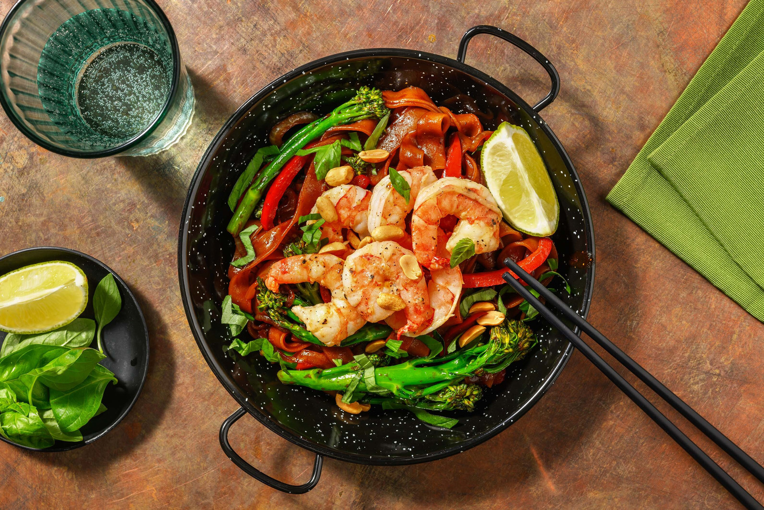 Grosses crevettes avec broccolini et nouilles au wok