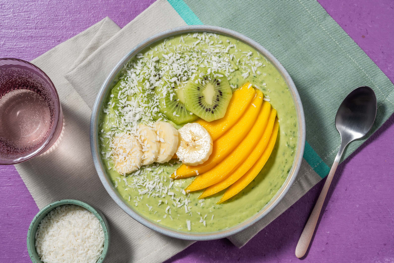Green smoothiebowl met avocado en mango