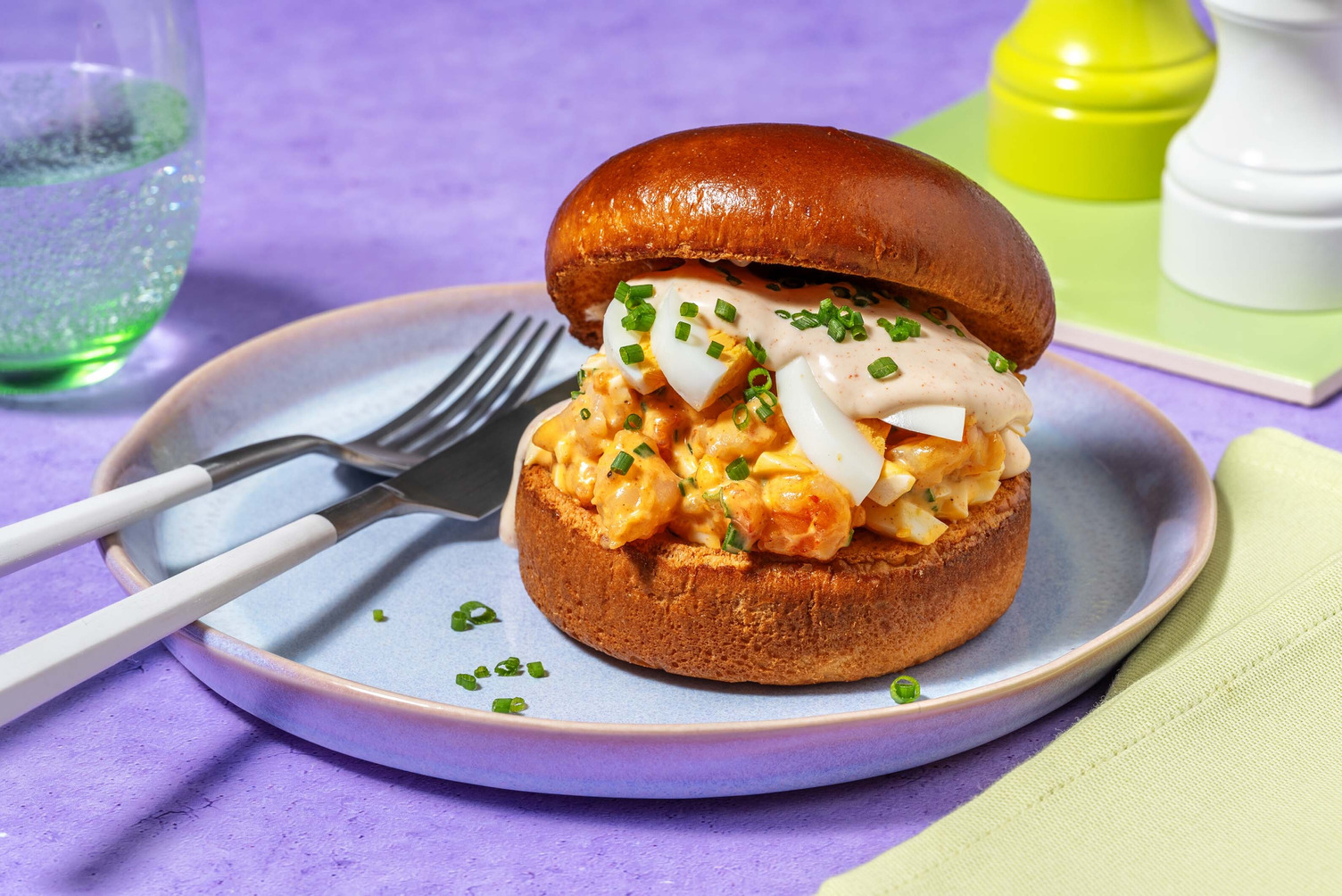 Briochebroodje met eiersalade en garnalen