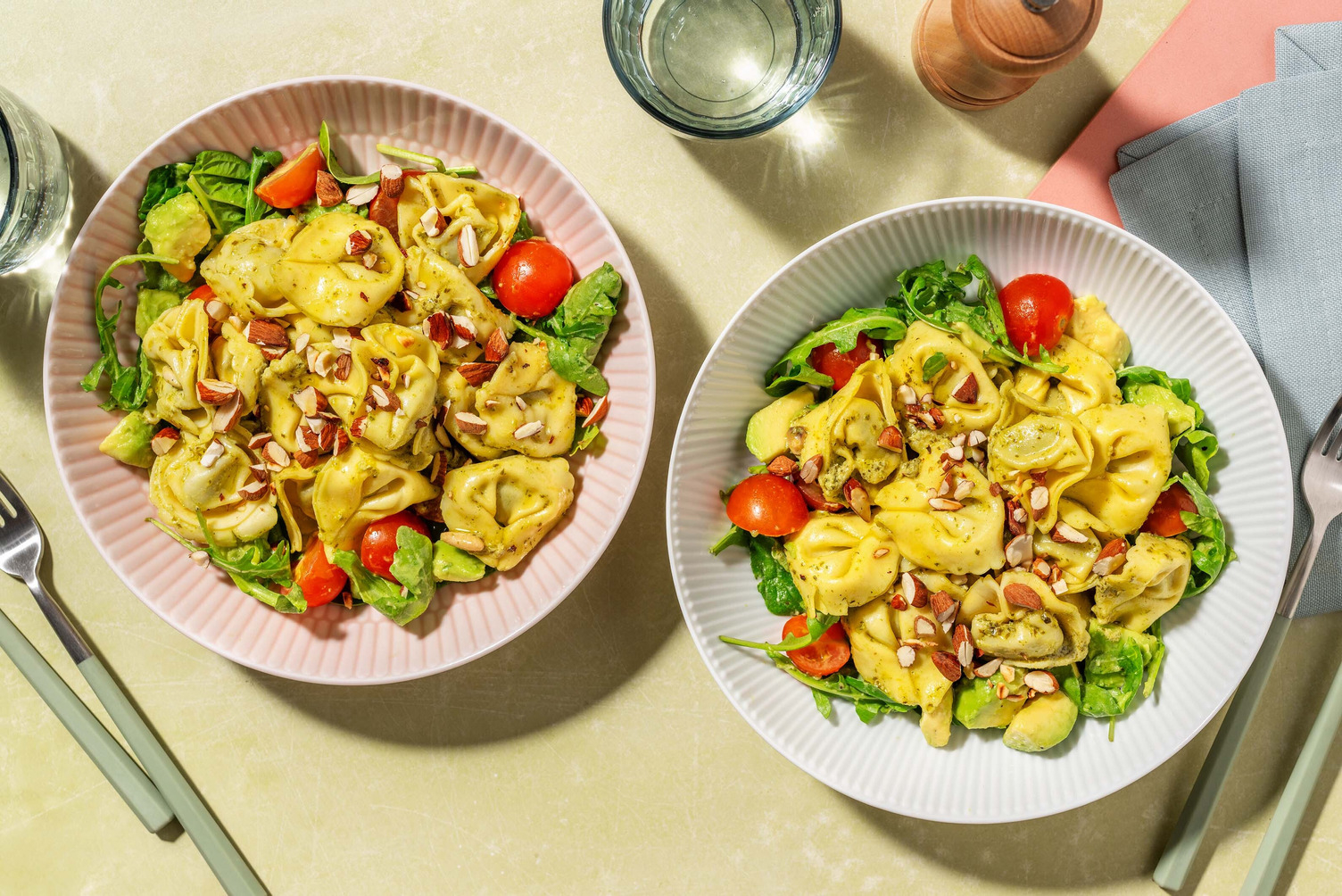 Lunchsallad på tortelloni och pestodressing