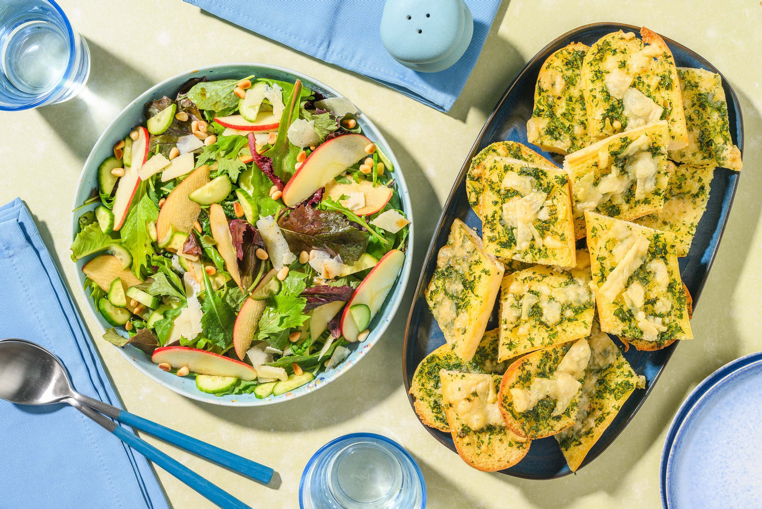 Sprød italiensk salat med høvlet ost 