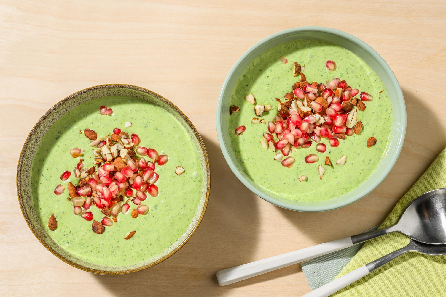 Grön smoothiebowl & granatäpple