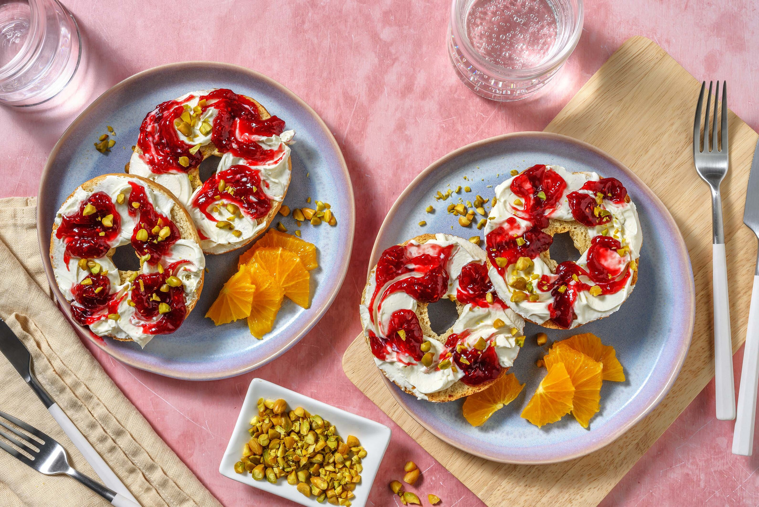 Bagels med hindbærsyltetøj og flødeost