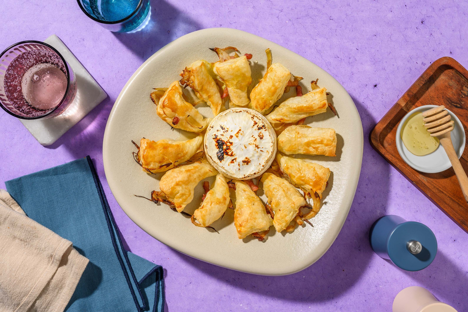 Camembert cuit et torsades de pâte feuilletée