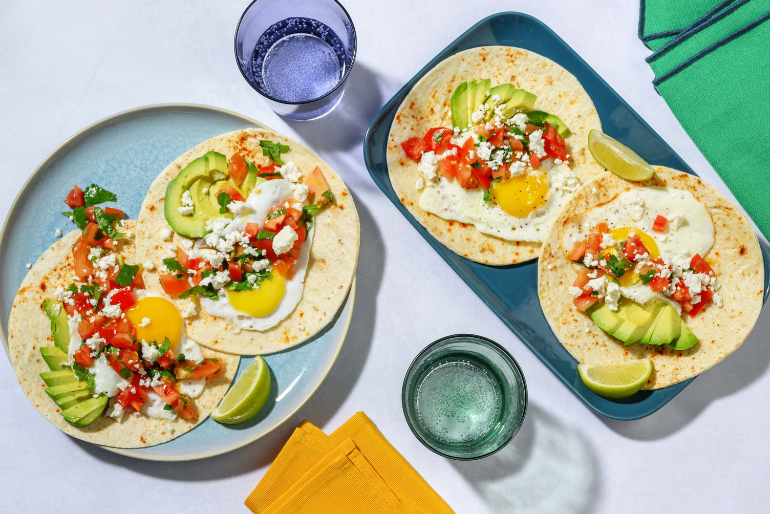 Petit-déjeuner de tortillas à l'avocat et œuf au plat