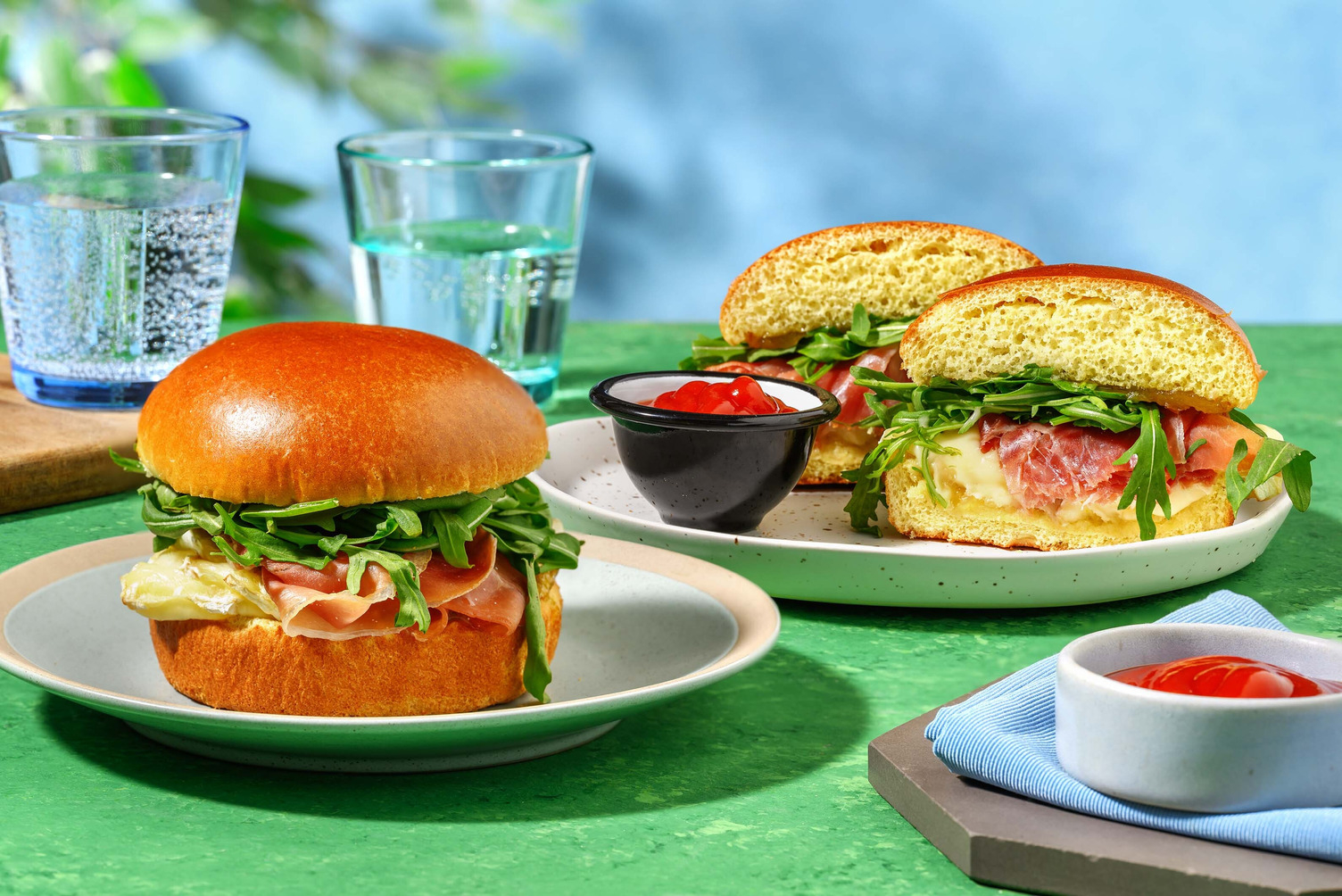 Luxe briochetosti met brie en serranoham