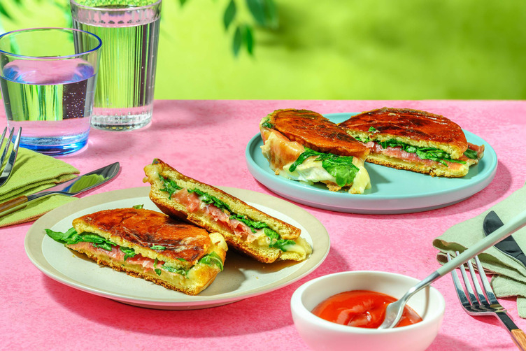 Gegrilde kaasbrioche met brie en serranoham