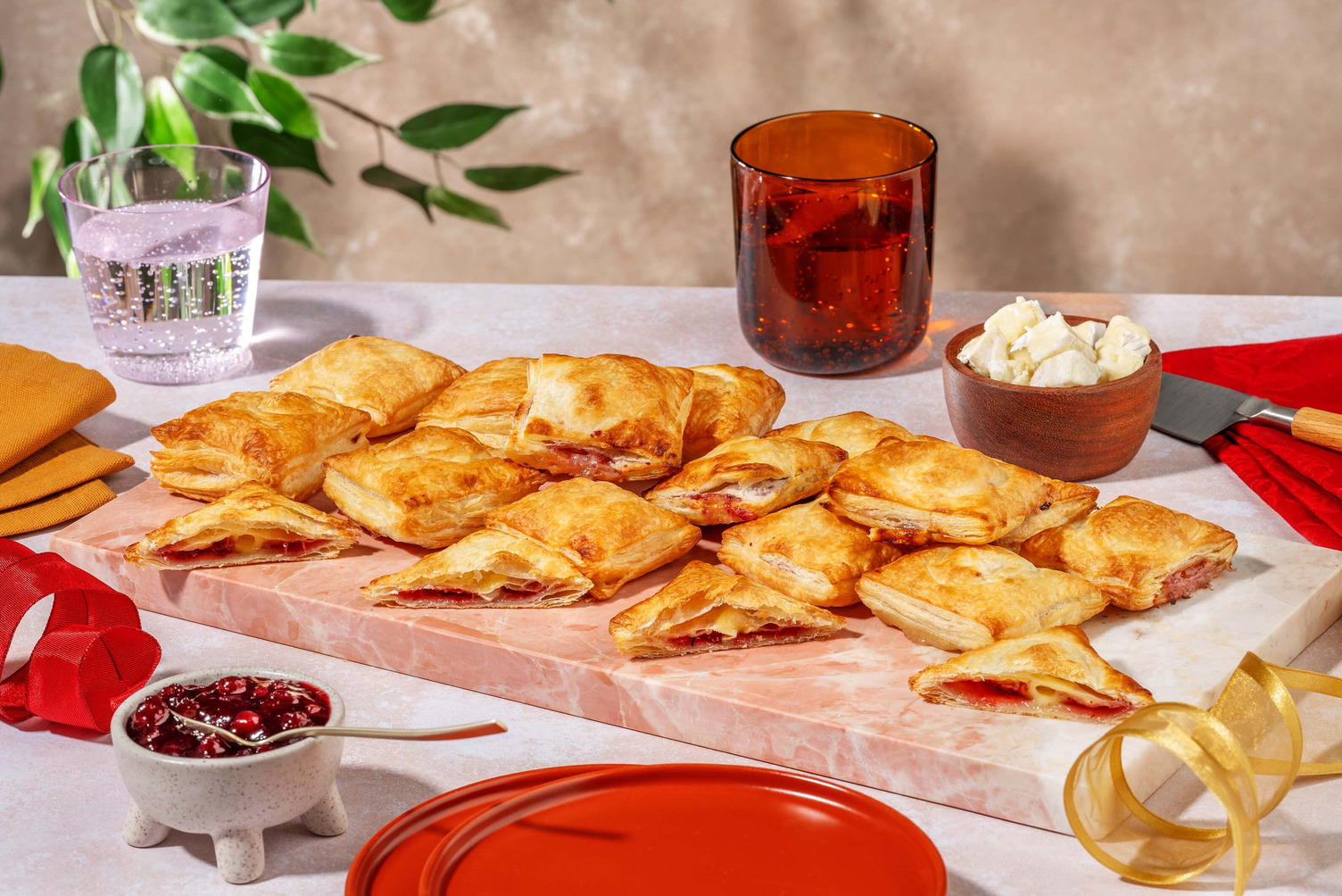 Kaasbites met brie en cranberrychutney