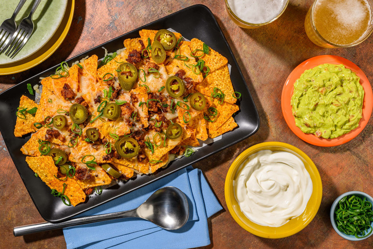 Nachos garnis de viande hachée