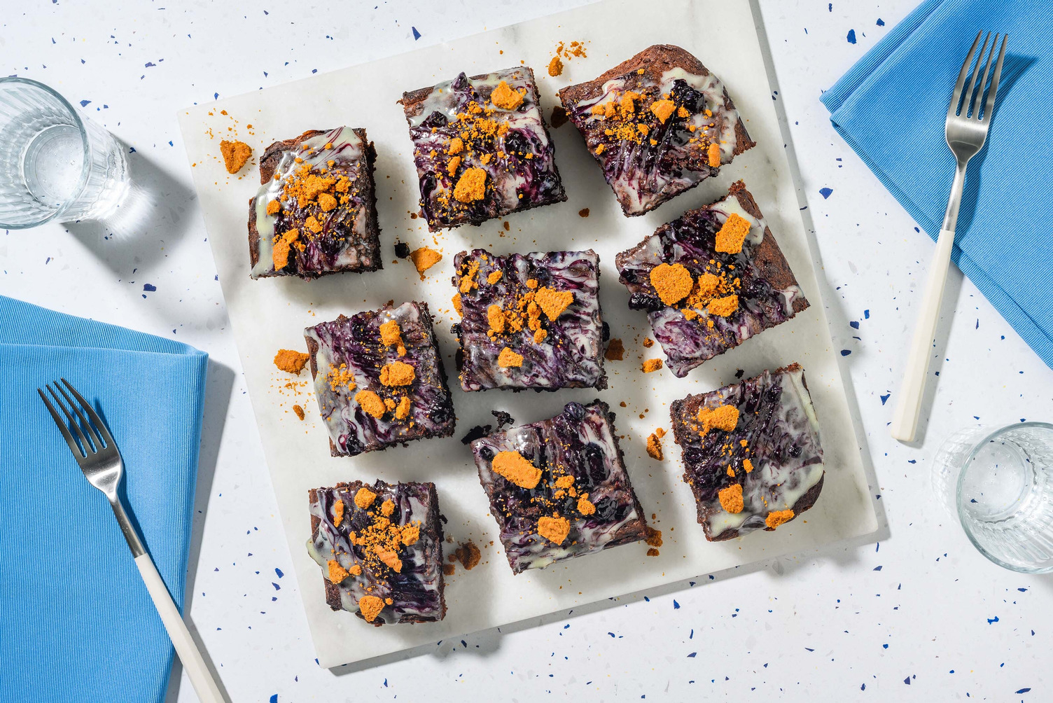 Feestelijke brownie met glazuur van witte chocolade