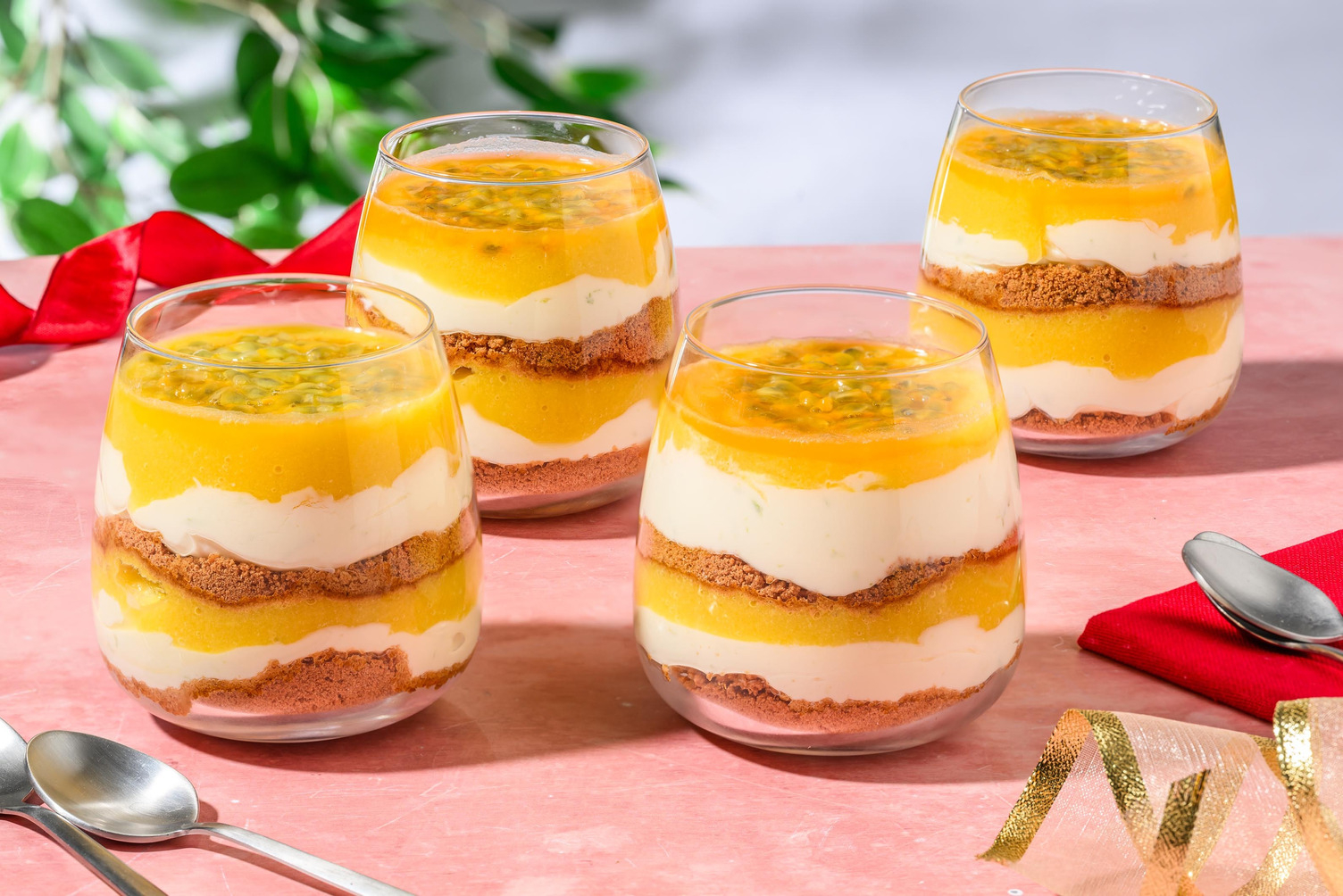 Passievrucht-mangocheesecake in een glas